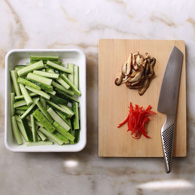 오이는 깨끗이 씻어 길이로 4등분하고, 길게 12등분하여 씨 부분을 도려 내고 소금을 뿌려 10분 정도 절인 후 면포에 넣어 물기를 짜주세요. 표고버섯은 기둥을 떼고 채를 썰고, 홍고추는 반으로 갈라 씨를 빼고 가늘게 채썰어주세요.