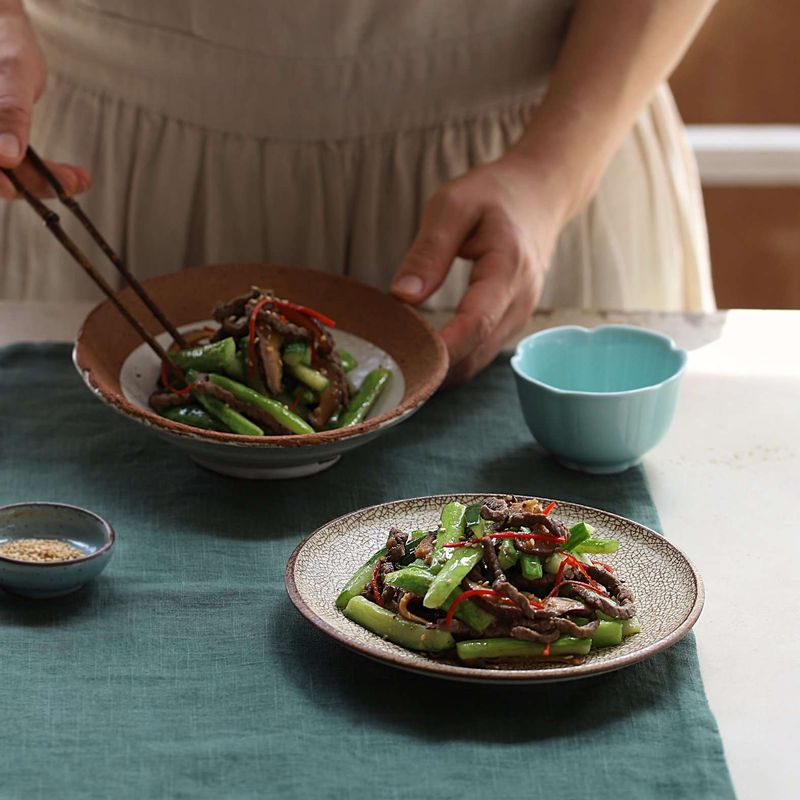 그릇에 오이갑장과를 담고 통깨를 뿌려 마무리해주세요.