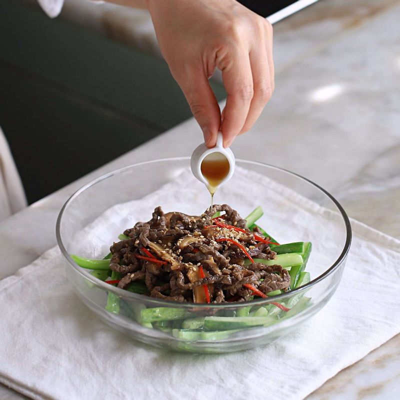 볼에 볶은 오이와 쇠고기, 표고버섯, 홍고추를 넣고 참기름, 깨소금을 넣어 고루 버무려주세요.