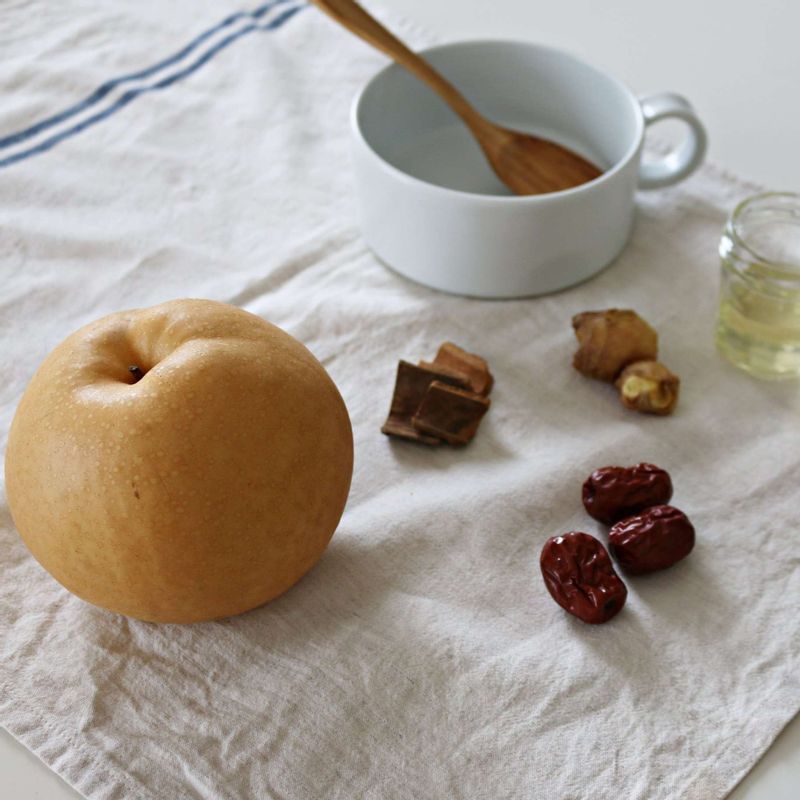 배꿀찜을 위한 재료 이미지로 배,대추,생강,통계피,꿀 등으로 구성 되어있습니다.