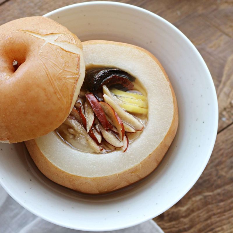 그릇에 배를 담고 김이 오른 찜통에서 40~50분 정도 중탕으로 익혀주세요.