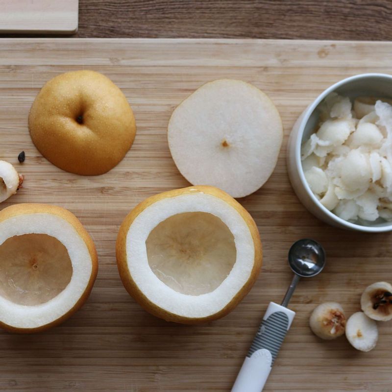 배의 윗부분을 가로로 자르고, 가운데 씨를 제거한 후 속을 파주세요.