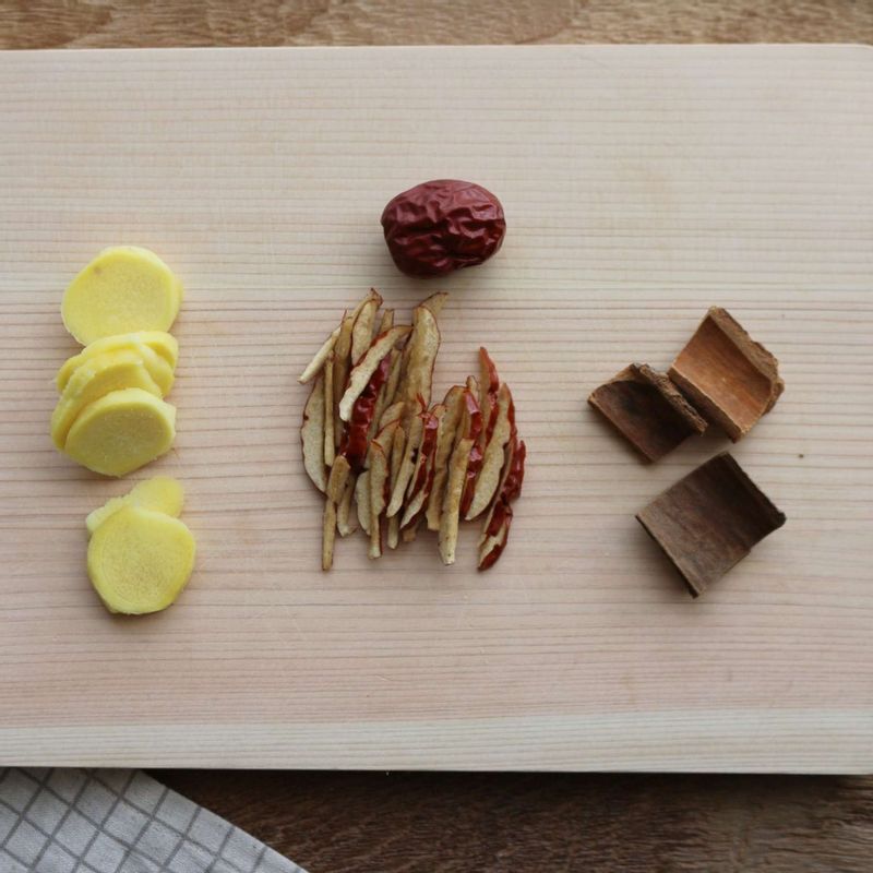 대추는 돌려 깎아 대추씨를 제거한 후 굵게 채를 썰고, 생강은 편으로 썰어주세요.