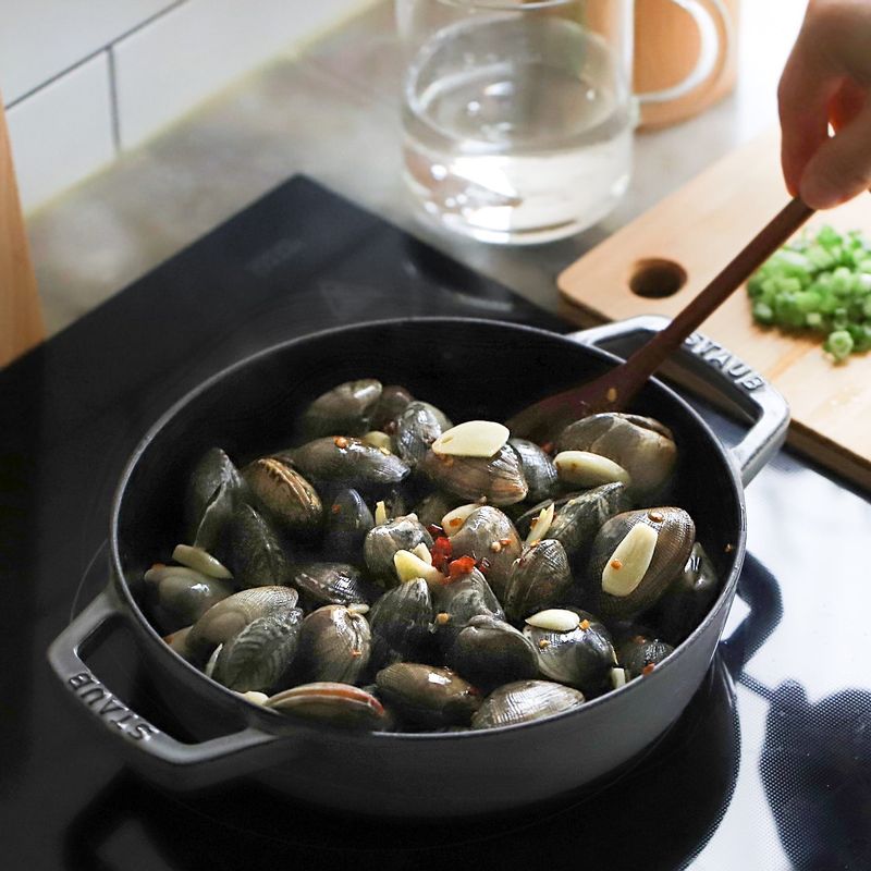 냄비에 올리브유를 두르고 마늘편과 페페론치노를 볶다가, 바지락을 넣고 살짝 볶아주세요.