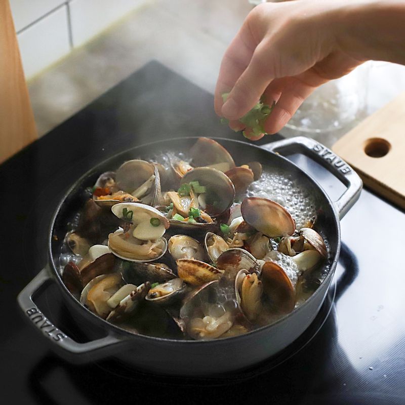 바지락 입이 벌어지면 약간의 후춧가루를 뿌린 후 불을 끄고, 바지락술찜에 송송 썬 실파를 넣어주세요.