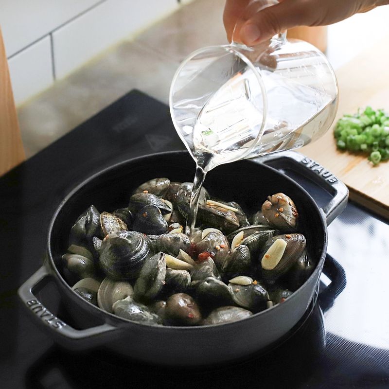 바지락에 청주를 붓고 2분 정도 끓이다가 뚜껑을 덮어 익혀주세요.