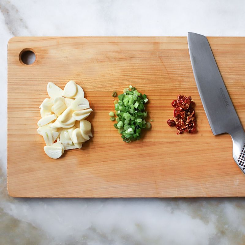 마늘은 편으로 썰고, 실파는 송송썰어주세요. 페페론치노는 잘게 썰어주세요.