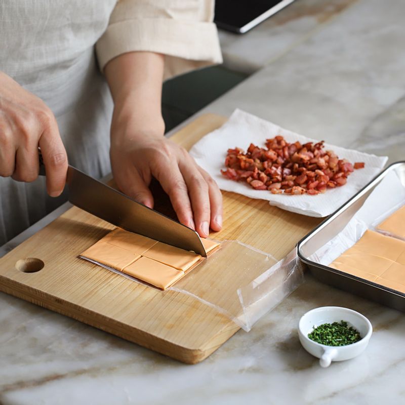 체더치즈를 6등분으로 자르고, 베이컨은 잘게 썰어 팬에 바삭하게 구운 후 키친타월에 올려 기름기를 빼주세요.