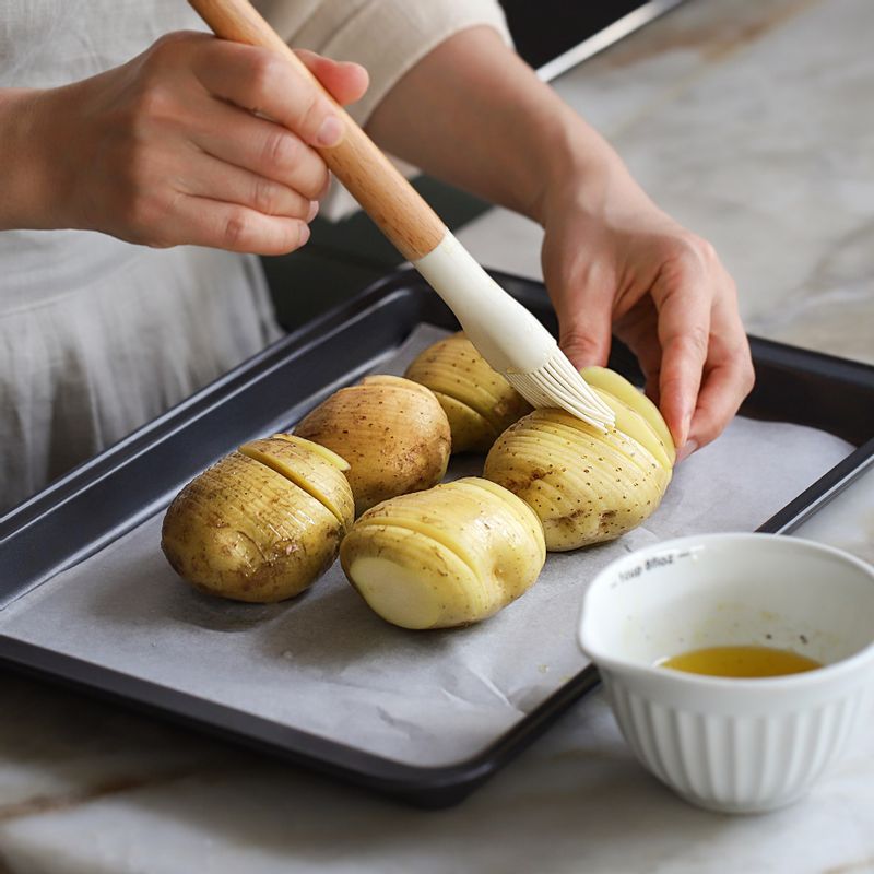 버터는 전자레인지에 30초 정도 녹인 후 양념 재료와 섞어주세요. 칼집을 넣은 감자 사이사이에 양념 재료를 골고루 바른 다음, 200도로 예열한 오븐에서 30분 정도 구워주세요.
(감자의 크기에 따라 굽는 시간을 가감해주세요)