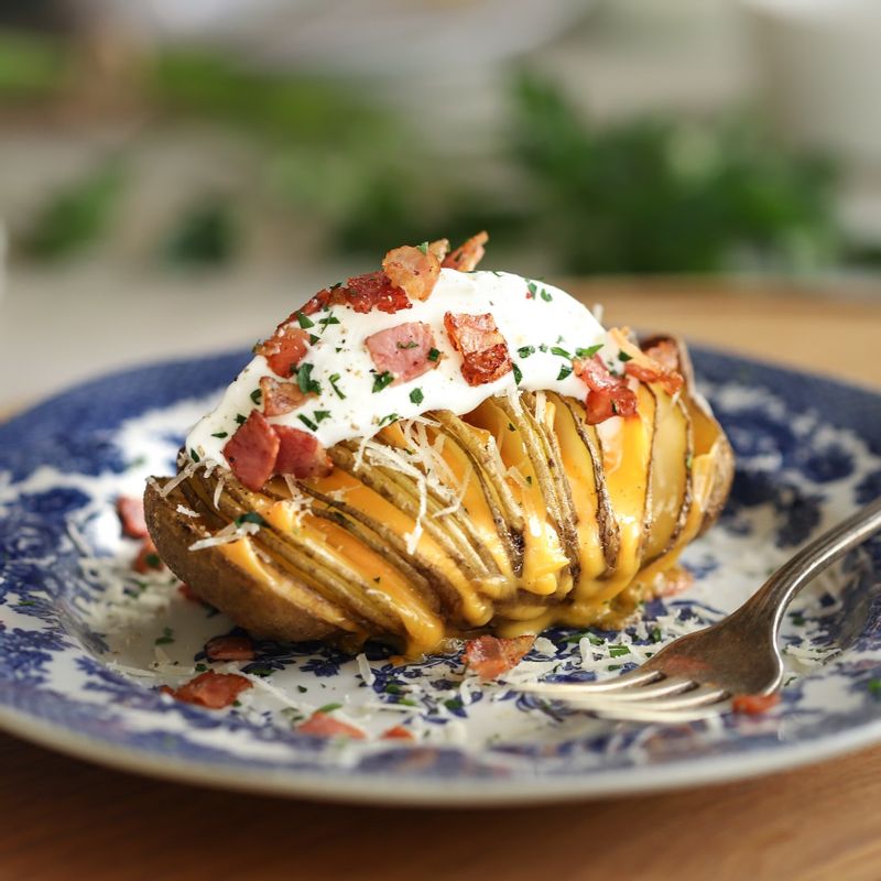 완성된 감자버터오븐구이를 알맞은 그릇에 담아 즐겨주세요.