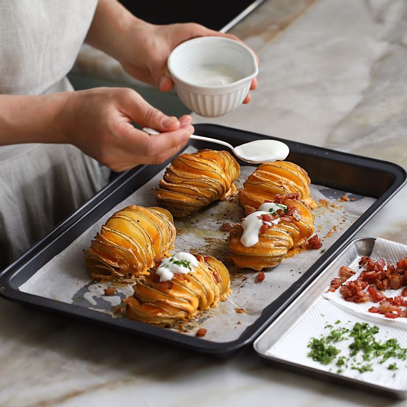 구운감자에 플레인요거트를 올리고, 베이컨칩과 파슬리가루를 뿌려주세요.