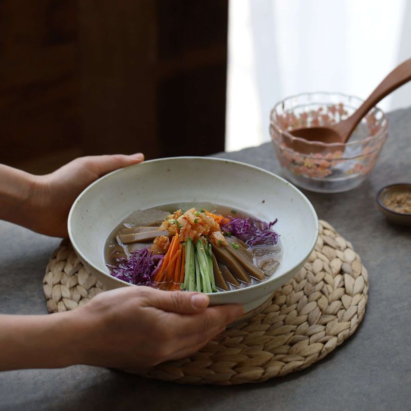 그릇에 도토리묵과 김치, 당근, 오이, 적채를 담고 차게 준비한 육수를 부은 후 송송 썰은 실파와 통깨를 뿌려주세요.
(조미김을 채썰어 곁들여도 맛있답니다)