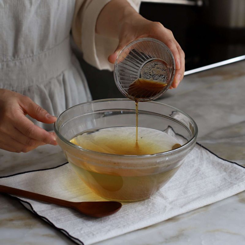 다시마멸치육수에 국물양념 재료를 넣고 섞은 후 냉장고에 넣어 차갑게 준비해주세요.