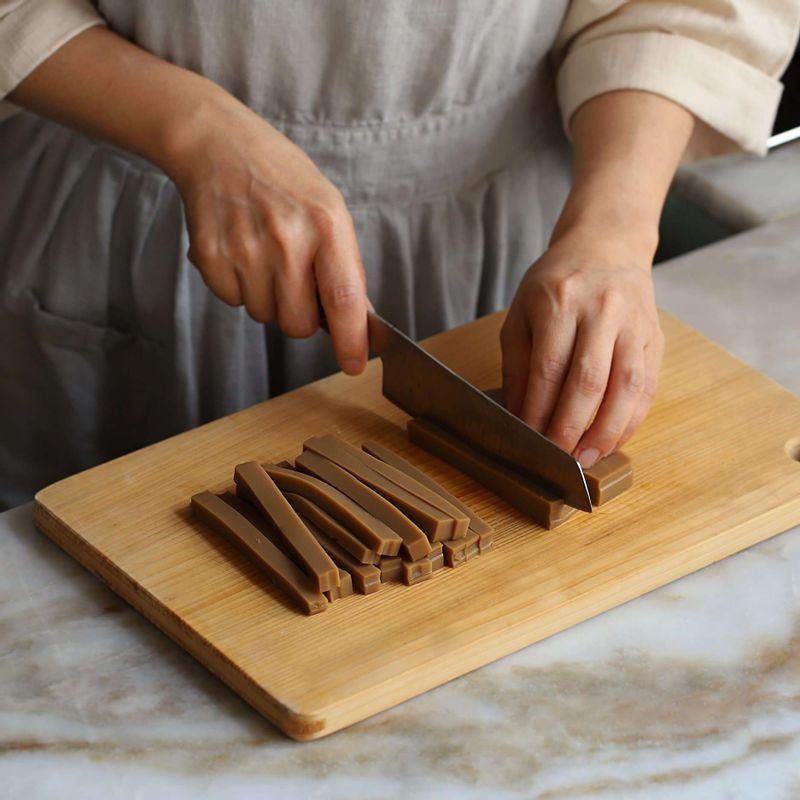 도토리묵은 길게 채를 썰어주세요.
(냉장고에 있던 단단한 묵을 사용하실 경우, 묵을 체에 밭쳐 끓는 물에 살짝 담갔다가 빼서 준비해주세요)