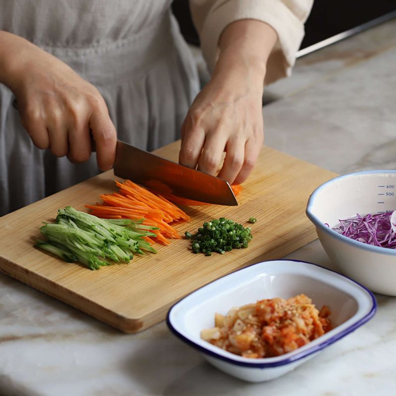 오이와 당근, 적채는 채를 썰고 배추김치는 잘게 썰어 김치양념에 넣어 조물조물 섞어주세요. 실파는 송송 썰어주세요.
