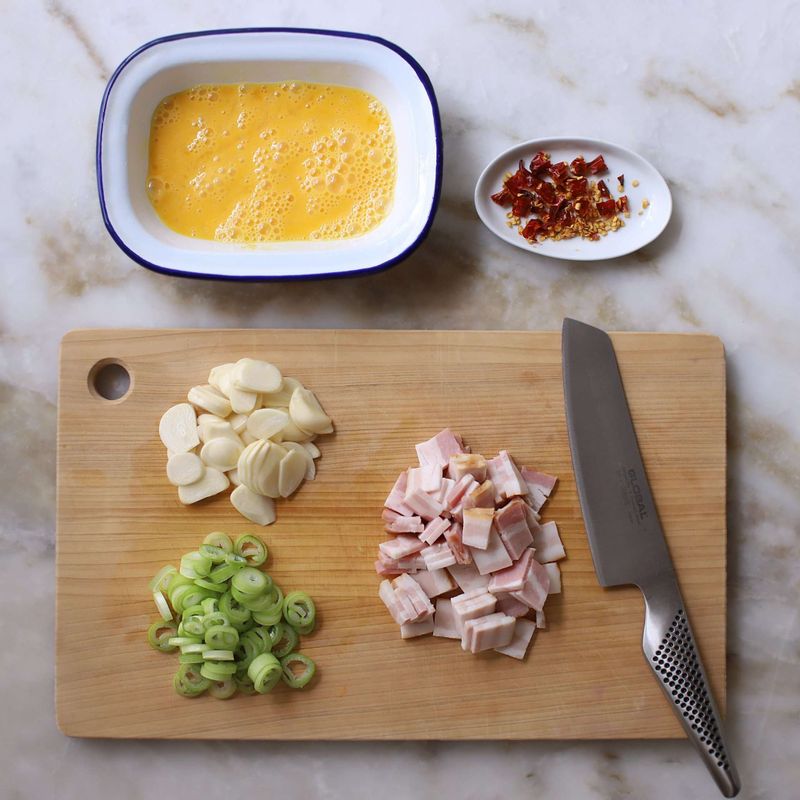 마늘은 편으로 슬라이스하고, 대파는 송송 썰어주세요. 베이컨은 먹기 좋은 크기로 자르고, 페페론치노를 굵게 다져주세요. 달걀은 풀어 달걀물을 만들어주세요.