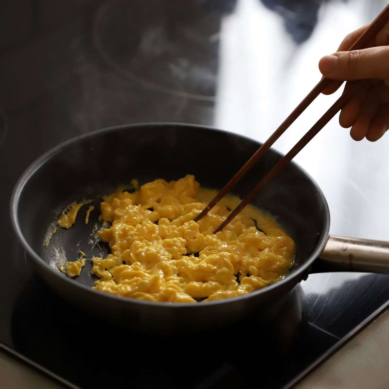 팬에 기름을 두르고 풀어놓은 달걀을 넣어 부드럽게 스크램블드에그를 만들어주세요.