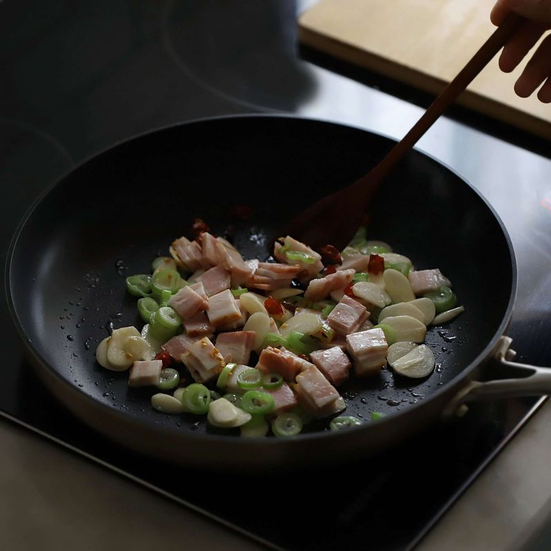 새로 달군 팬에 기름을 두르고, 대파와 마늘편을 넣어 볶다가 베이컨과 페페론치노를 넣어 볶아주세요.