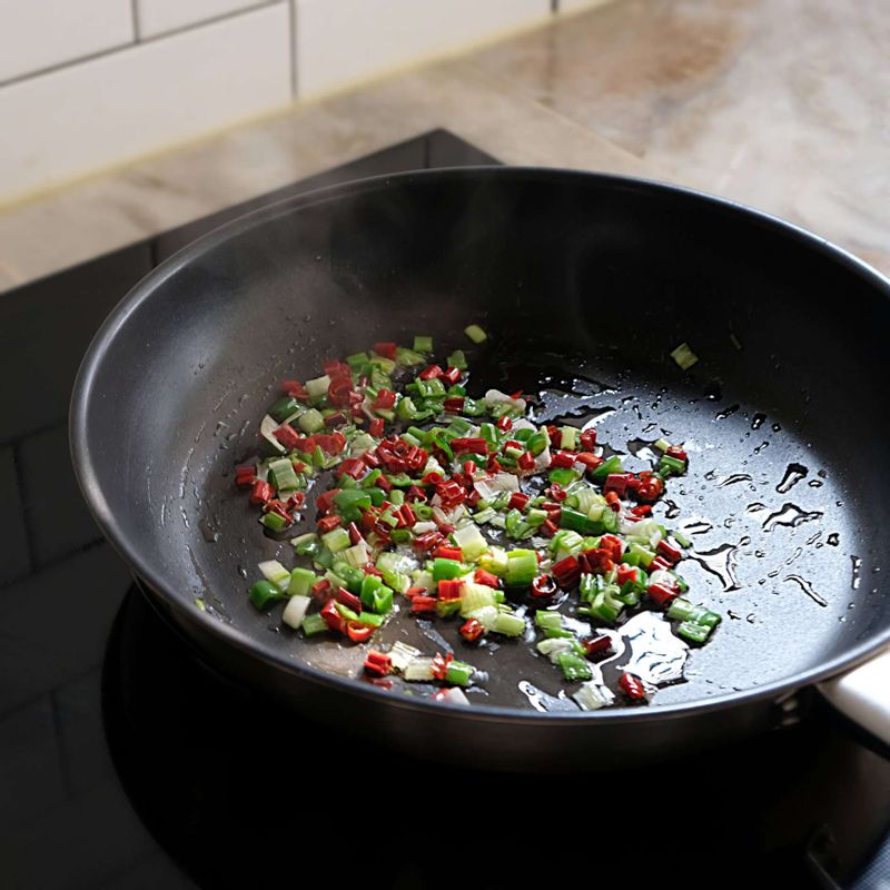 달군 팬에 약간의 기름을 두르고 대파와 마른고추, 청양고추를 넣어 볶다가 소스양념 재료를 넣고 끓여주세요.