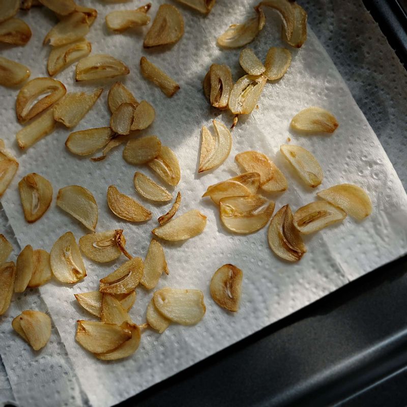 마늘은 얇게 슬라이스해서 물에 담갔다가, 키친타월에 올려 물기를 제거한 후 팬에 기름을 넉넉히 두르고 노릇하게 튀겨주세요.