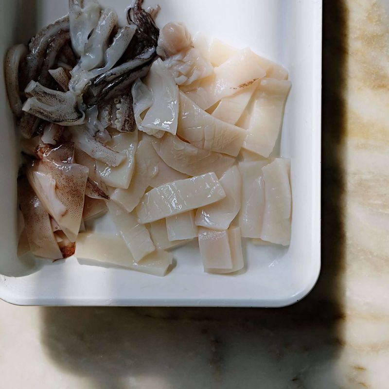 오징어는 내장을 제거하고, 껍질을 벗겨 씻은 후 안쪽에 칼집을 내고 한 입 크기로 잘라주세요.