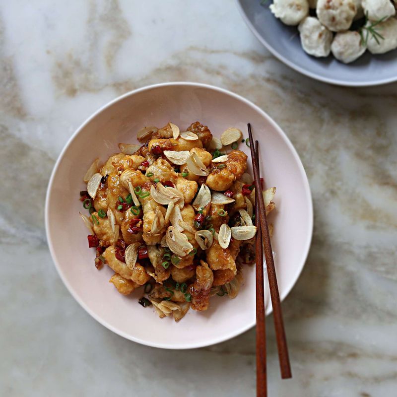 알맞은 그릇에 덜어 맛있게 즐겨주세요.