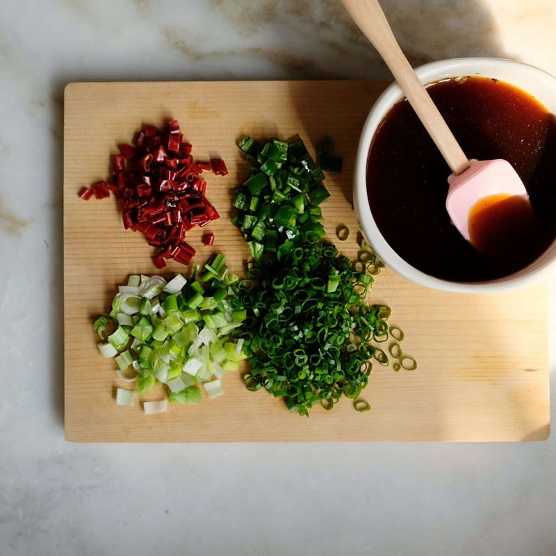 마른고추와 청양고추, 대파는 링으로 잘게 자르고 실파는 송송 썰어주세요.
