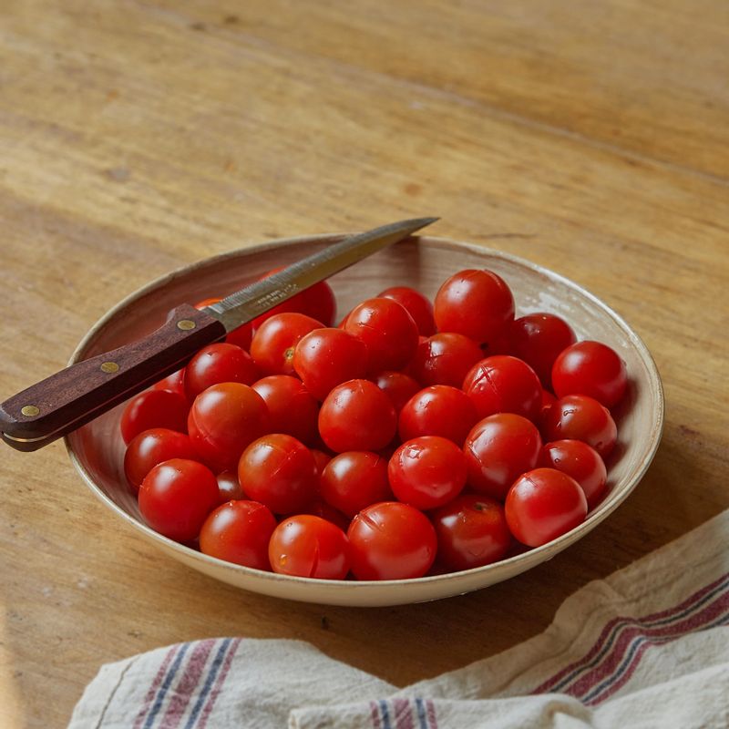 방울토마토는 꼭지를 떼고, 꼭지 반대쪽 껍질에 십자(十)로 칼집을 살짝 내주세요. 깨끗이 씻은 레몬은 링으로 잘라주세요.