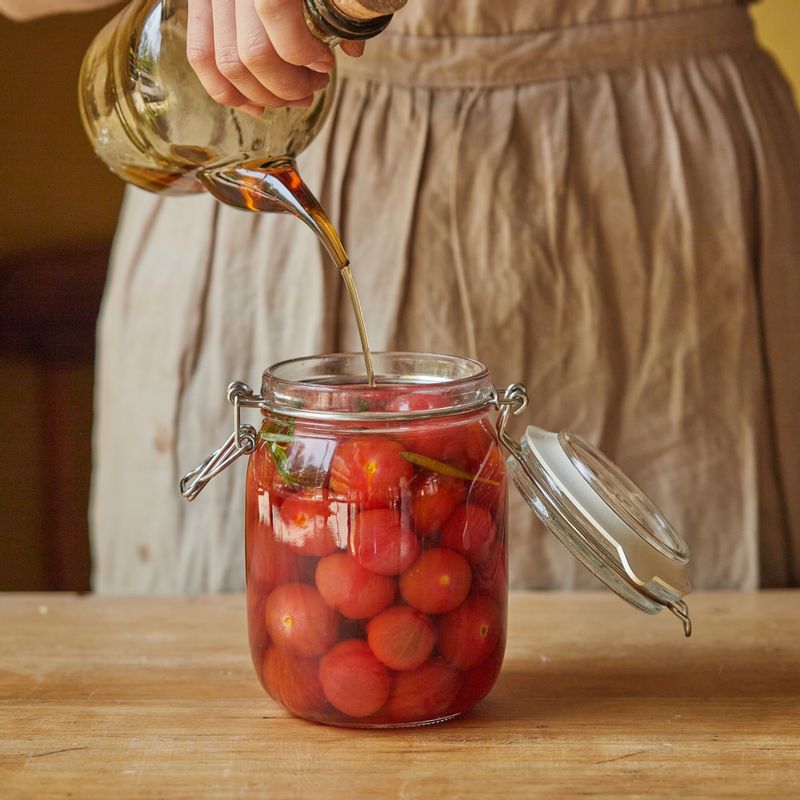 소독한 용기에 방울토마토와 레몬, 타임(또는 로즈메리)을 넣고 매실청을 부어주세요.