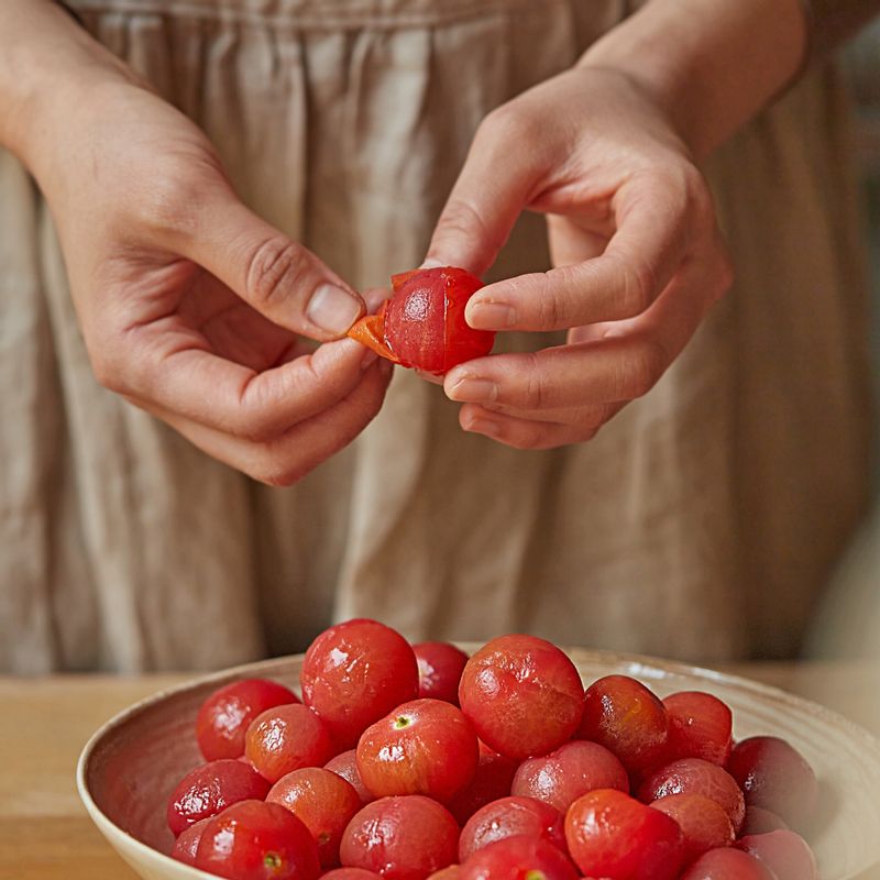 끓는 물에 방울토마토를 넣어 5초 정도 데치고, 찬물에 넣어 껍질을 벗긴 후 키친타올에 올려 물기를 빼주세요.