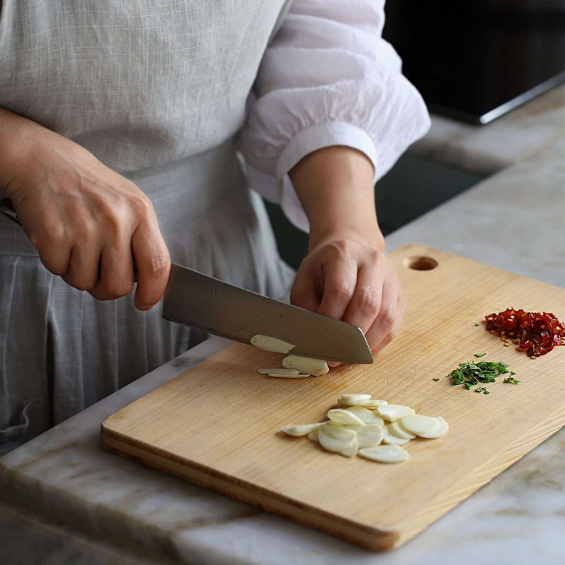 마늘은 편으로 썰고, 페페론치노와 이탈리안 파슬리는 굵게 다져주세요.