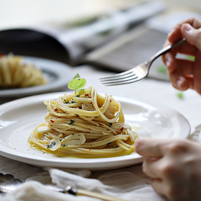 마지막에 약간의 올리브오일과 이탈리안 파슬리를 뿌리고 불을 꺼주세요. 면을 알맞은 그릇에 담아 식탁에 올려주세요.