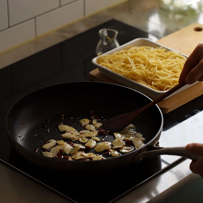 팬에 올리브오일을 두르고 마늘편, 페페론치노를 넣은 후 약간의 소금과 후추로 밑간하고 마늘을 볶아주세요.