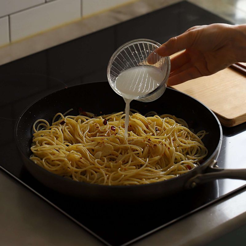 삶은 스파게티면을 넣고 약간의 소금과 후추로 간을 한 후, 면과 소스가 겉돌지않게 면수를 넣어주면서 볶아주세요.