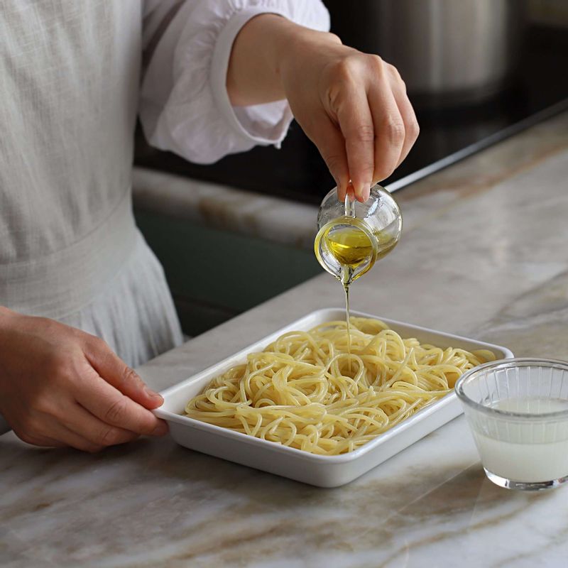 물 8컵에 굵은소금 1큰술을 넣고 스파게티면을 6분 정도 삶고, 넓은 그릇에 펼친 후 올리브오일을 뿌려주세요.(면 삶은 물 1/3컵은 남겨주세요)