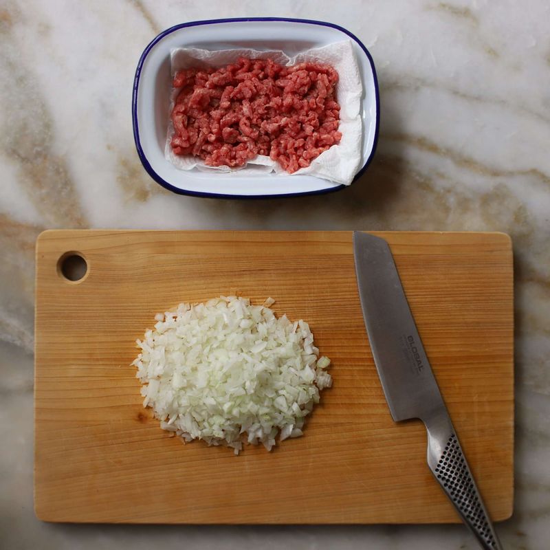 다진 쇠고기는 키친타월에 올려 핏물을 빼고, 양파는 잘게 다져주세요.