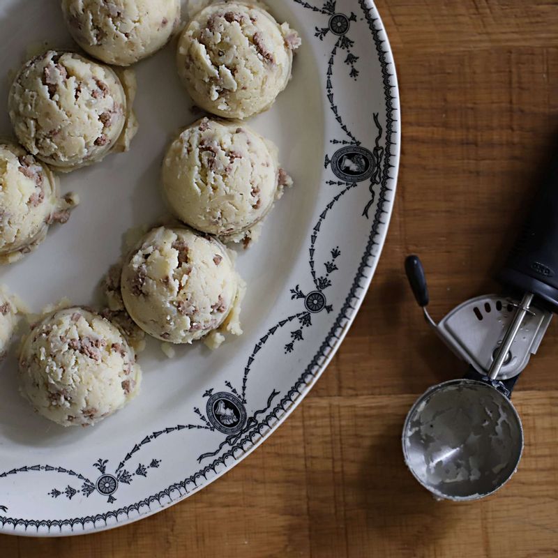 으깬 감자에 볶은 양파와 쇠고기를 넣고 섞은 후, 동글납작하게 모양을 잡아주세요.