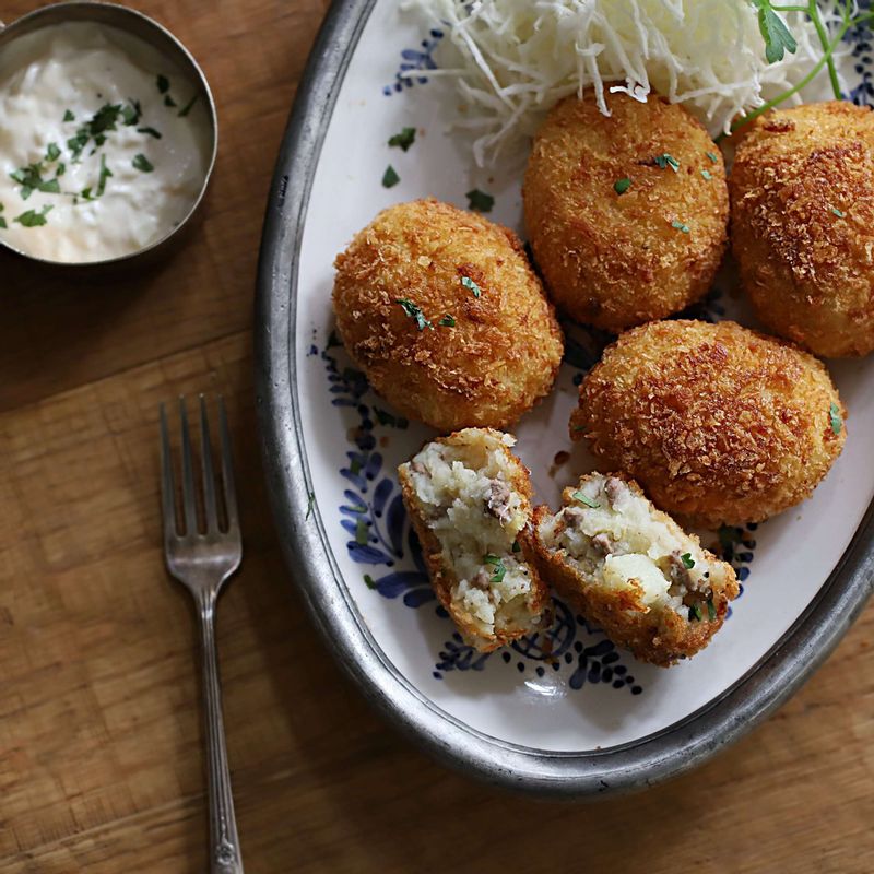 볼에 마요소스재료를 넣어 섞고, 감자고로케에 곁들여주세요. 
(기호에 따라 돈가스소스와 얇게 썬 양배추샐러드를 곁들여도 맛있답니다)