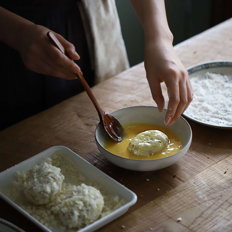 모양을 잡은 감자는 밀가루-달걀물-빵가루 순서로 묻혀 170도 기름에서 노릇하게 튀겨주세요.