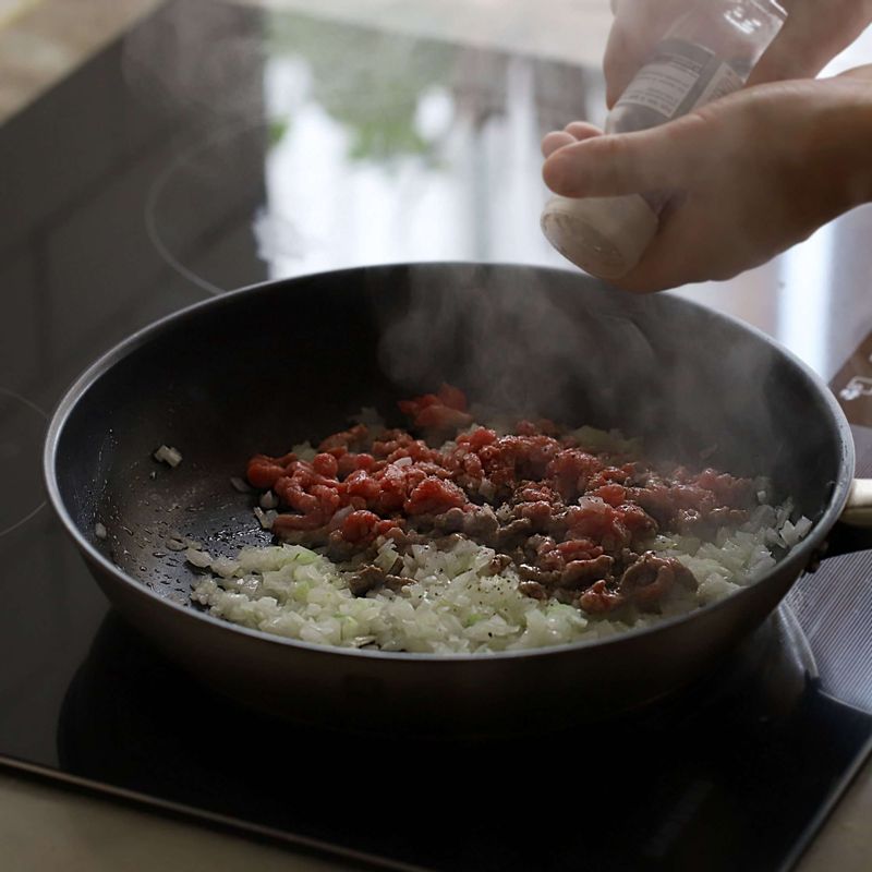 달군 팬에 약간의 기름을 두르고 양파를 볶다가, 다진쇠고기를 넣고 약간의 소금과 후춧가루를 뿌려 밑간해서 볶아주세요.