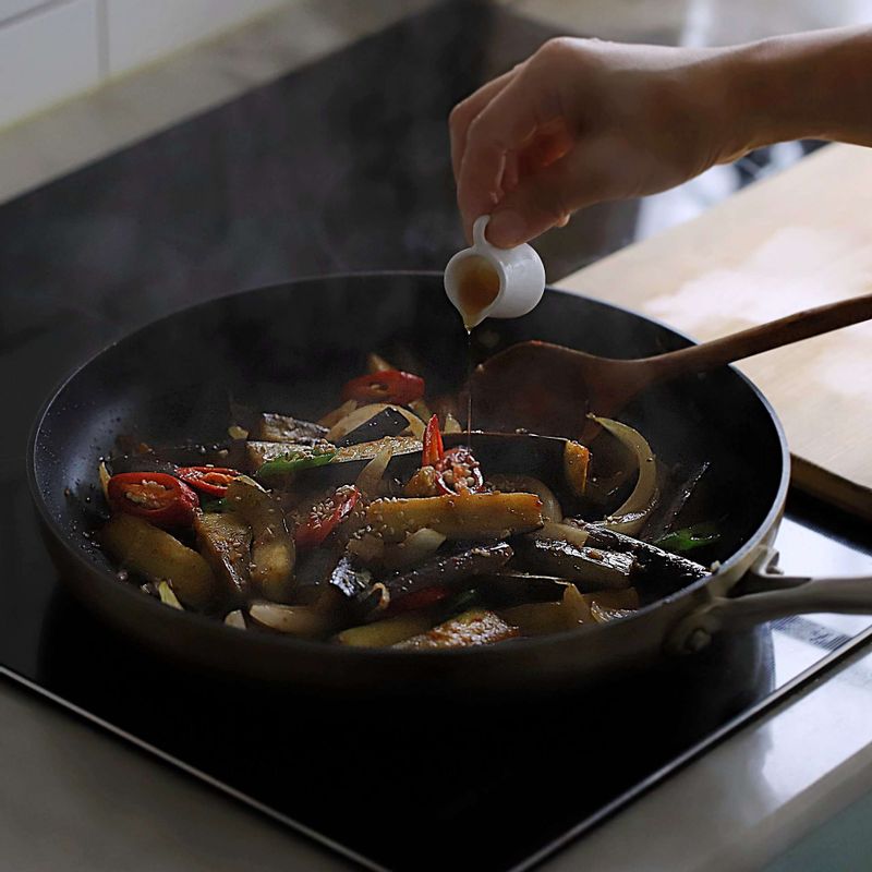 불을 끄고 참기름을 넣고 통깨를 뿌려주세요.