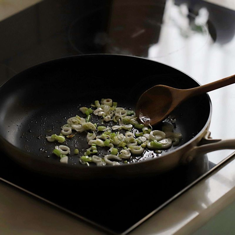 달군 팬에 식용유를 두르고 대파를 넣어 볶다가 향이 올라오면 가지와 양파를 넣고 센불에서 볶아주세요.