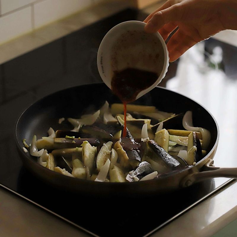 가지의 숨이 죽으면 양념재료를 넣고 볶다가 청양고추와 홍고추를 넣어 살짝 볶아주세요.