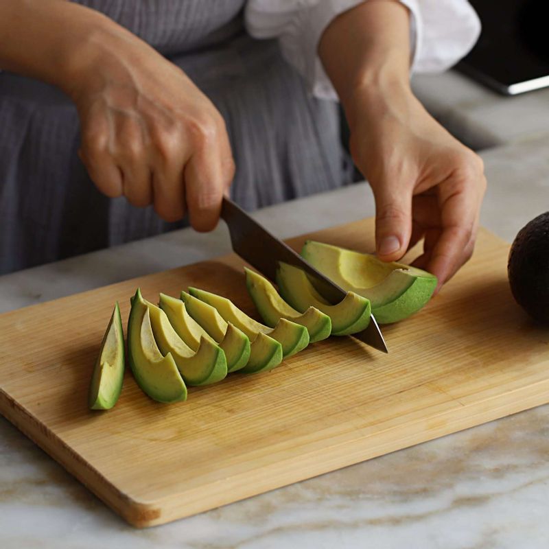 아보카도는 반으로 가른 후 씨를 빼고 껍질을 벗겨 먹기 좋은 크기로 잘라주세요.