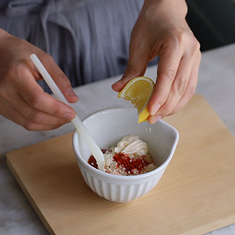 볼에 딥소스재료를 넣고 섞어주세요.