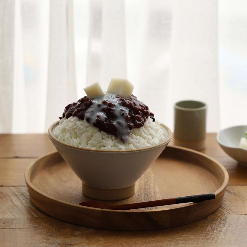 우유 얼음 위에 팥과 연유, 빙수떡을 올려주세요.
(기호에 따라 미숫가루, 과일, 아이스크림을 올려 드셔도 맛있답니다)