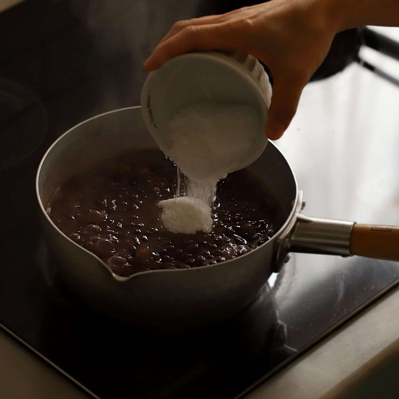 팥이 익으면 설탕과 소금을 넣고, 물기가 자작하게 될 때까지 저어가며 30분 정도 졸여준 후 냉장실에서 차게 식혀주세요