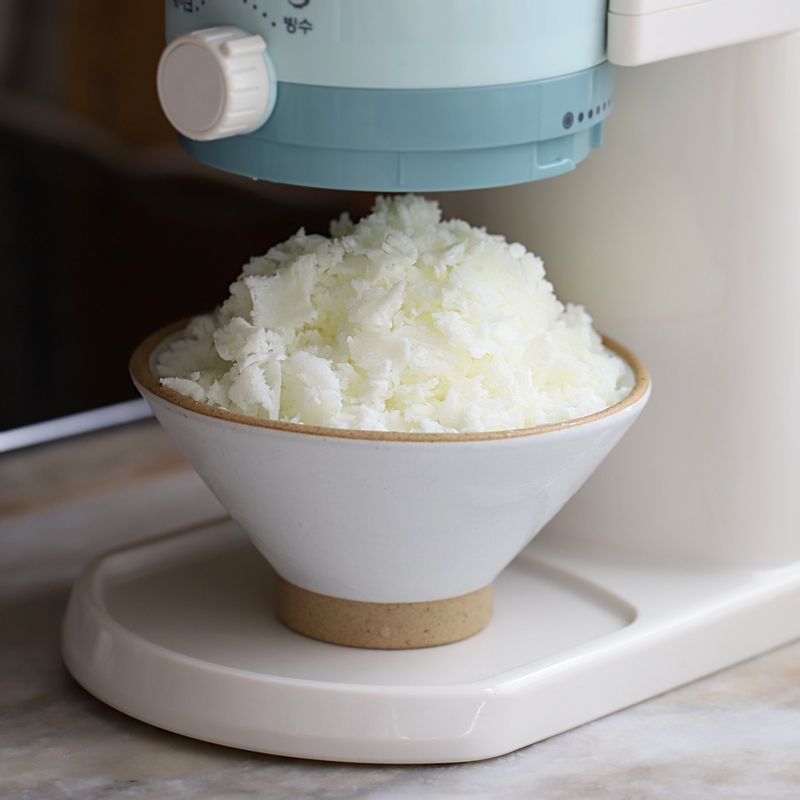 우유얼음은 빙수기 또는 믹서에 곱게 갈아주세요.