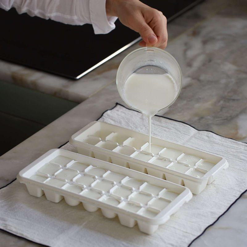 볼에 우유와 연유을 넣고 섞은 후 얼음틀에(혹은 지퍼백에 납작하게) 담아 냉동실에서 5시간 이상 얼려주세요.