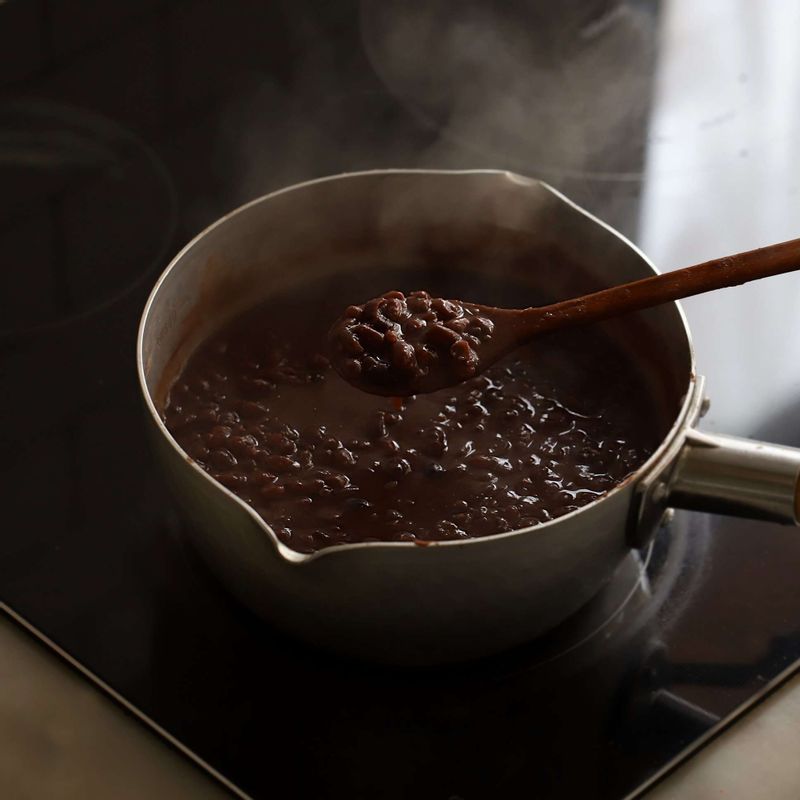 냄비에 팥과 물을 넣어 팥이 익을 때까지 1시간 정도 끓여주세요.